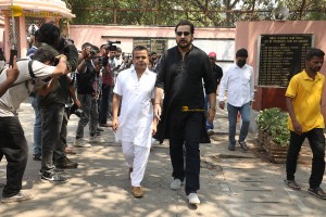 Bollywood star Manoj Kumar's Final Journey attended by Amitabh Bachchan, Dharmendra, Prem Chopra, and others