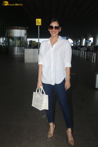 miss world and actress Manushi Chhillar casual look at the airport