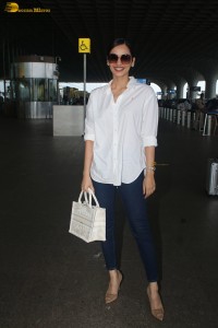 miss world and actress Manushi Chhillar casual look at the airport