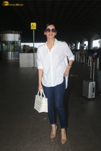miss world and actress Manushi Chhillar casual look at the airport