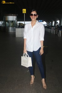 miss world and actress Manushi Chhillar casual look at the airport