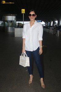miss world and actress Manushi Chhillar casual look at the airport