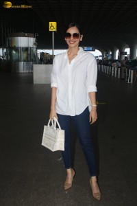 miss world and actress Manushi Chhillar casual look at the airport