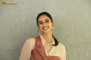 actress Meenakshi Chaudhary cute photo shoot
