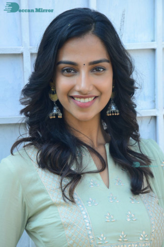 Meenakshi Chaudhary (2)