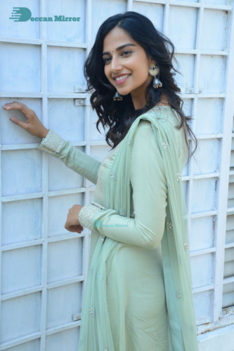 Meenakshi Chaudhary (59)