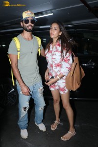 Shahid Kapoor seen with wife Mira Rajput Kapoor at Mumbai Airport on Jan 3, 2023