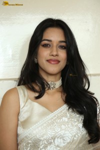 actress Mirnalini Ravi beautiful in a white saree