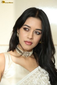 actress Mirnalini Ravi beautiful in a white saree