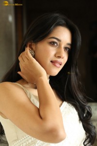 actress Mirnalini Ravi beautiful in a white saree