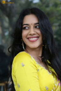 actress Mirnalini Ravi gorgeous in a yellow saree