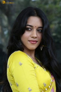 actress Mirnalini Ravi gorgeous in a yellow saree