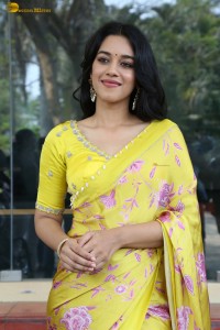 actress Mirnalini Ravi gorgeous in a yellow saree