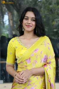 actress Mirnalini Ravi gorgeous in a yellow saree