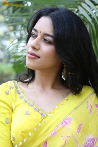 actress Mirnalini Ravi gorgeous in a yellow saree