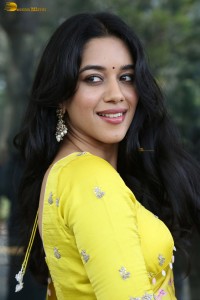 actress Mirnalini Ravi gorgeous in a yellow saree