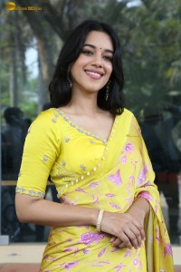 actress Mirnalini Ravi gorgeous in a yellow saree