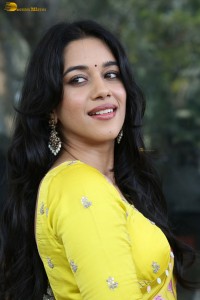actress Mirnalini Ravi gorgeous in a yellow saree