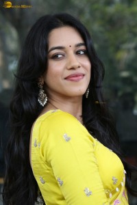 actress Mirnalini Ravi gorgeous in a yellow saree