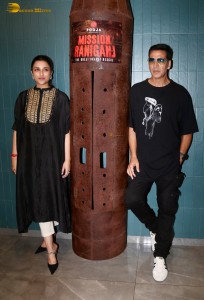 Mission Raniganj Screening attended by Akshay Kumar and Parineeti Chopra