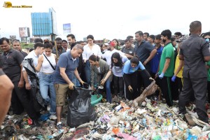 Actresses Karishma Tanna, Esha Deol, Sophie Choudry, and Fatima Sana Shaikh pick up garbage at Mithi River Clean-A-Thon