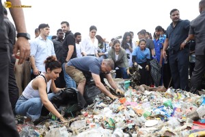 Actresses Karishma Tanna, Esha Deol, Sophie Choudry, and Fatima Sana Shaikh pick up garbage at Mithi River Clean-A-Thon