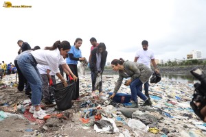 Actresses Karishma Tanna, Esha Deol, Sophie Choudry, and Fatima Sana Shaikh pick up garbage at Mithi River Clean-A-Thon