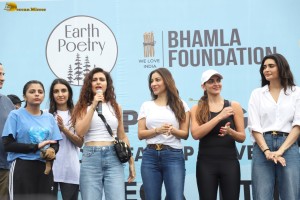 Actresses Karishma Tanna, Esha Deol, Sophie Choudry, and Fatima Sana Shaikh pick up garbage at Mithi River Clean-A-Thon