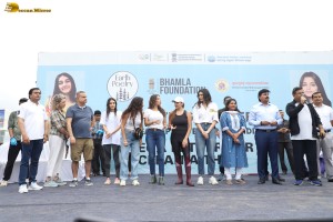Actresses Karishma Tanna, Esha Deol, Sophie Choudry, and Fatima Sana Shaikh pick up garbage at Mithi River Clean-A-Thon