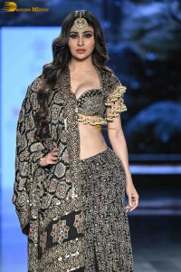 Indian actress mouni roy stunning ramp walk