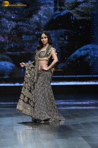 Indian actress mouni roy stunning ramp walk