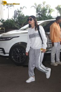 actress mouni roy spotted at mumbai airport