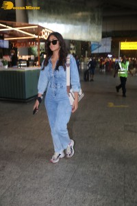 Actress Mrunal Thakur dressed fully in denim