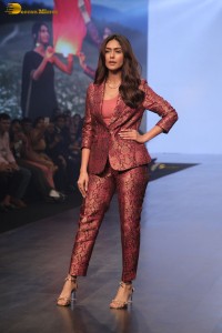 Actress mrunal thakur ramp walk in mumbai