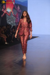 Actress mrunal thakur ramp walk in mumbai