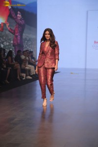 Actress mrunal thakur ramp walk in mumbai