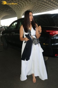 actress mrunal thakur dressed in all white at the mumbai airport