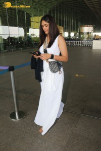 actress mrunal thakur dressed in all white at the mumbai airport
