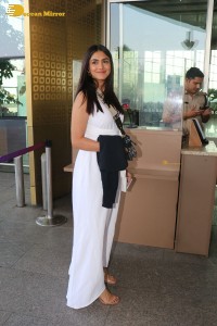 actress mrunal thakur dressed in all white at the mumbai airport