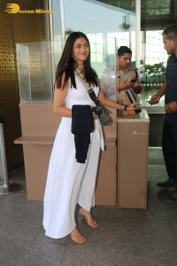 actress mrunal thakur dressed in all white at the mumbai airport