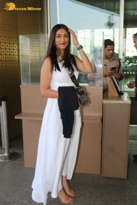 actress mrunal thakur dressed in all white at the mumbai airport