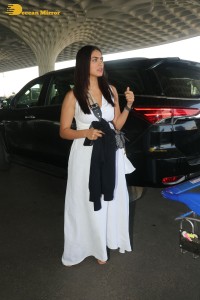 actress mrunal thakur dressed in all white at the mumbai airport