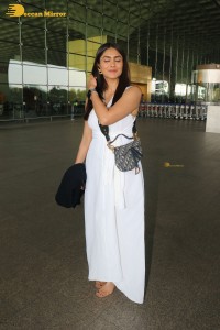 actress mrunal thakur dressed in all white at the mumbai airport