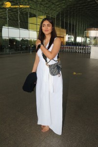 actress mrunal thakur dressed in all white at the mumbai airport