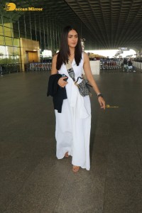 actress mrunal thakur dressed in all white at the mumbai airport