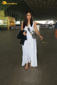 actress mrunal thakur dressed in all white at the mumbai airport