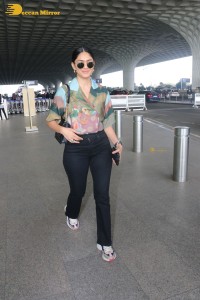 actress mrunal thakur in casual dress at airport