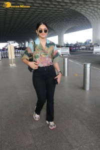 actress mrunal thakur in casual dress at airport