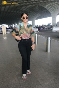 actress mrunal thakur in casual dress at airport