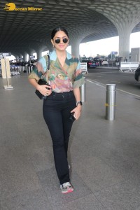 actress mrunal thakur in casual dress at airport